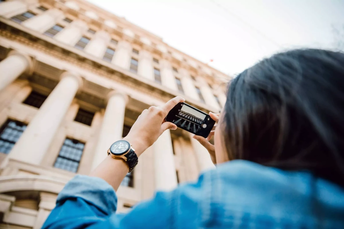 Turista fotografující budovu
